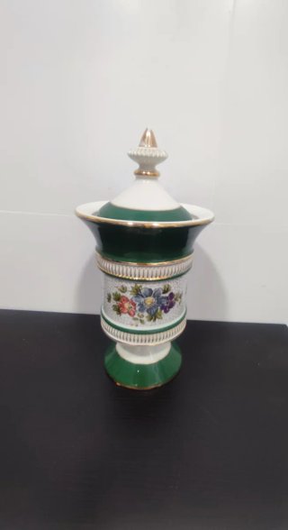 Tibor de porcelana con tapa