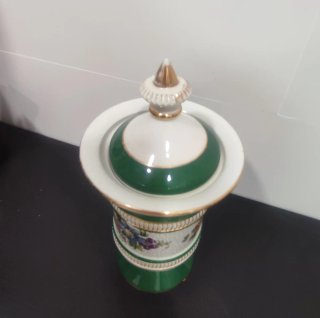 Tibor de porcelana con tapa