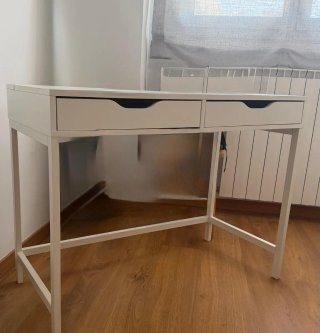 Escritorio blanco con cajones