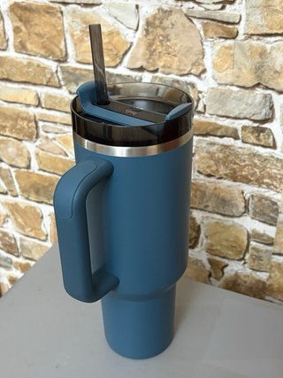 Botella de agua Stanley azul con asa