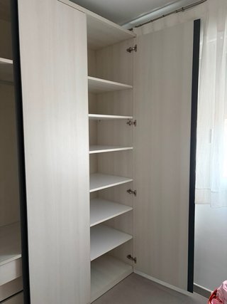 Armario de madera beige y blanco