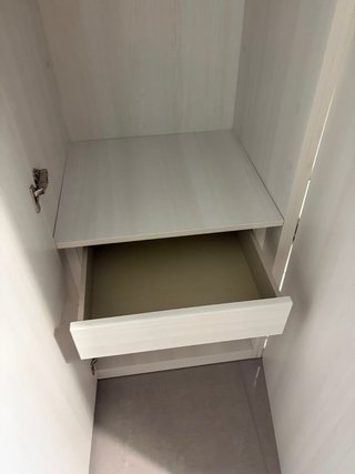 Armario de madera beige y blanco