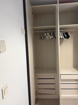 Armario de madera beige y blanco
