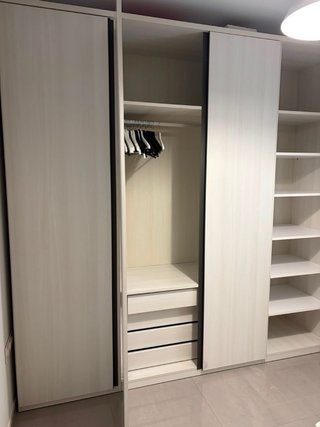 Armario de madera beige y blanco