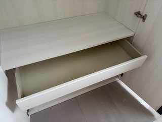 Armario de madera beige y blanco