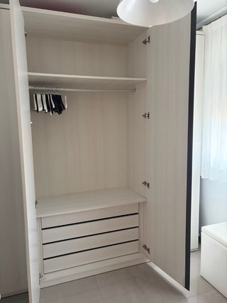 Armario de madera beige y blanco