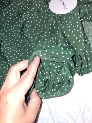 Mono peto verde con lunares blancos M regulable