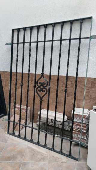 Reja de hierro forjado con diseño (174x123).