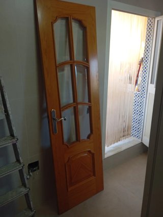 Hoja de puerta de madera con cristal