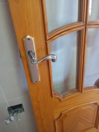 Hoja de puerta de madera con cristal