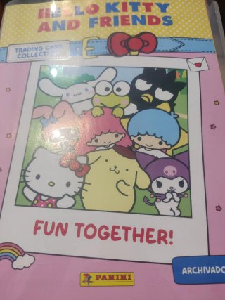 Álbum Hello Kitty y Amigos Panini con 98 cartas