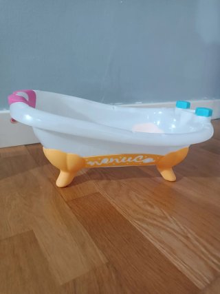 Urge vender. Bañera Nenuco