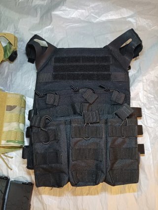 Chalecos tácticos y cargadores airsoft