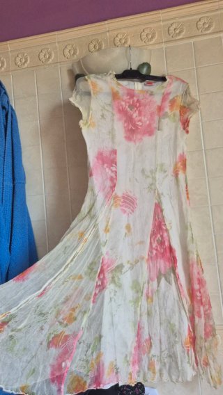Abito floreale bianco e rosa di seta