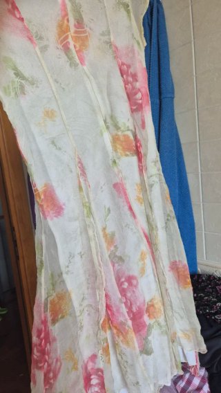 Abito floreale bianco e rosa di seta