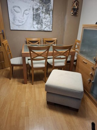 Mesa y 4 Sillas Comedor Madera +puff