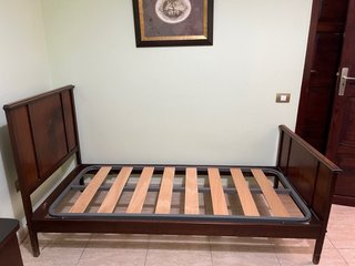Cama de madera con somier