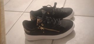 Scarpe da ginnastica nere con zip oro