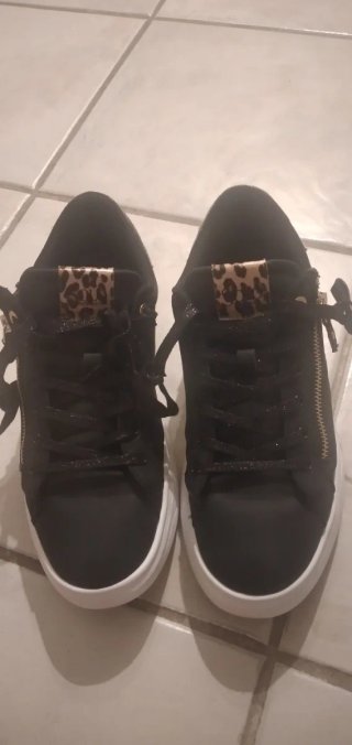 Scarpe da ginnastica nere con zip oro