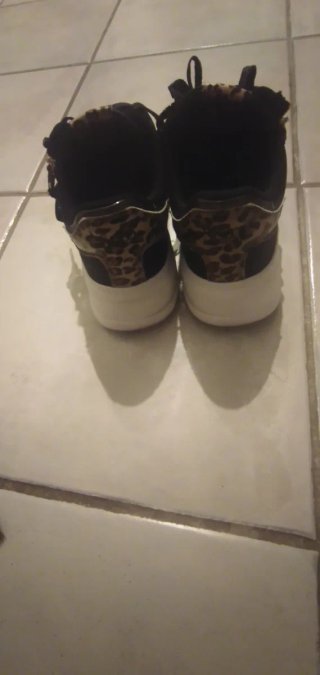 Scarpe da ginnastica nere con zip oro