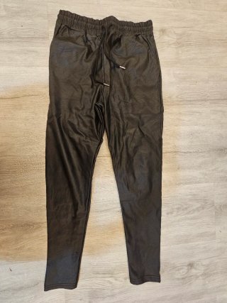 Pantalones negros efecto cuero