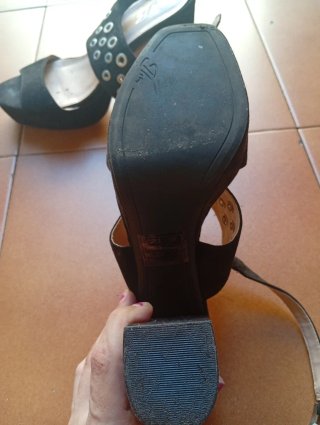 Sandali estivi con tacco e borchie