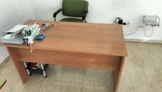 Mesa de oficina ancha y larga