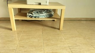 Mesa baja de madera color beige