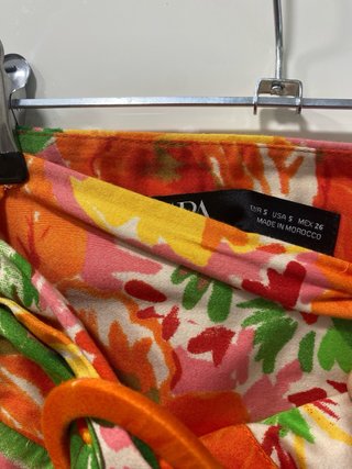 Falda floral naranja y rosa