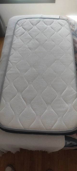 Cuna de bebé modelo sundvik de Ikea con colchon