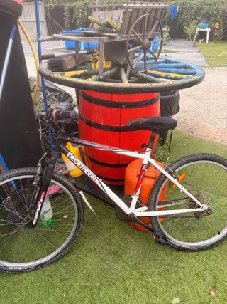 Bicicleta Decathlon blanca y negra