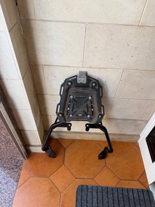 Top Case y Soporte Honda Forza 750 no original.