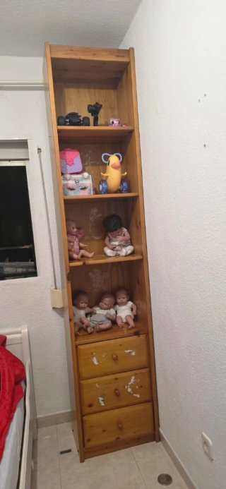 Estantería de madera con cajones
