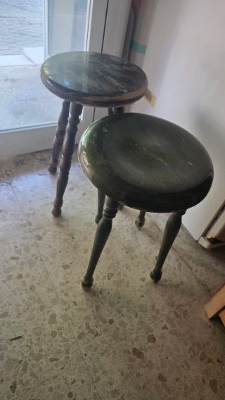 Taburetes de madera y mármol