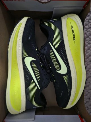 Nike Vomero 18 Negro y Verde