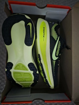 Nike Vomero 18 Negro y Verde
