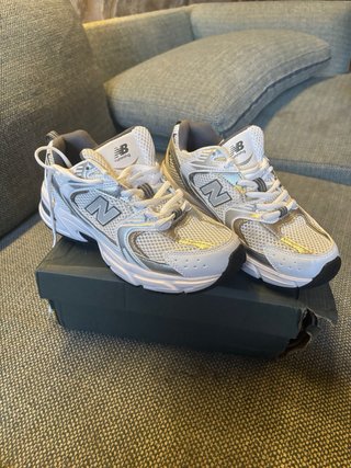 Zapatillas New Balance Blancas y Plateadas