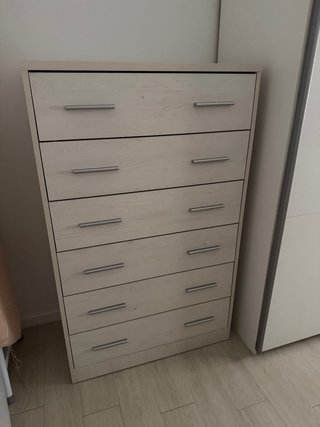 Cómoda de madera nueva