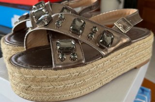 Sandalias doradas/plateadas con pedrería