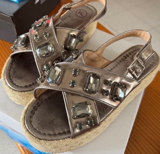Sandalias doradas/plateadas con pedrería