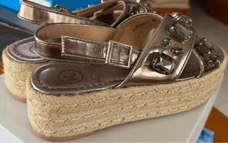 Sandalias doradas/plateadas con pedrería