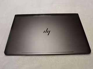 HP Spectre Laptop Oro y Marrón.