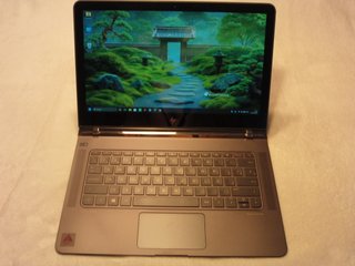 HP Spectre Laptop Oro y Marrón.