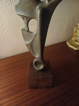 Escultura moderna base madera