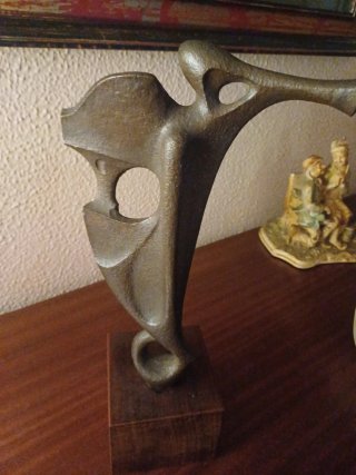 Escultura moderna base madera