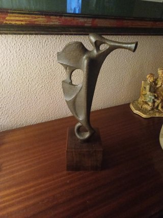 Escultura moderna base madera