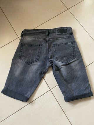 Pantalones cortos chico con parches y cremalleras