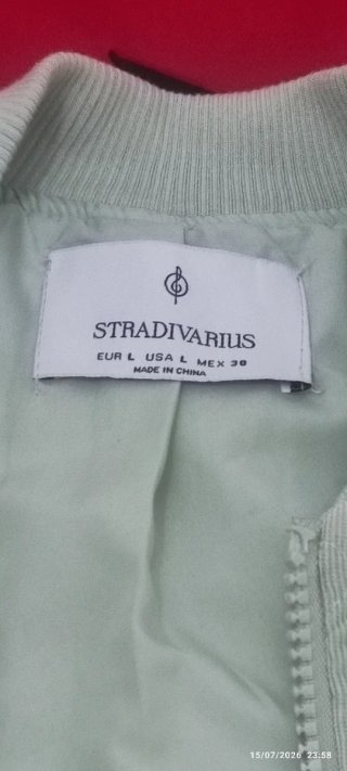 Cazadora Stradivarius verde acolchada
