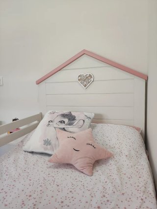 Cama infantil diseño cn colchón, baúl y escritorio