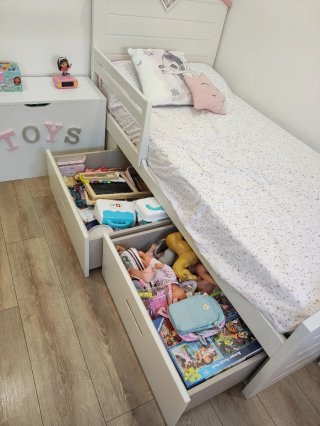 Cama infantil diseño cn colchón, baúl y escritorio